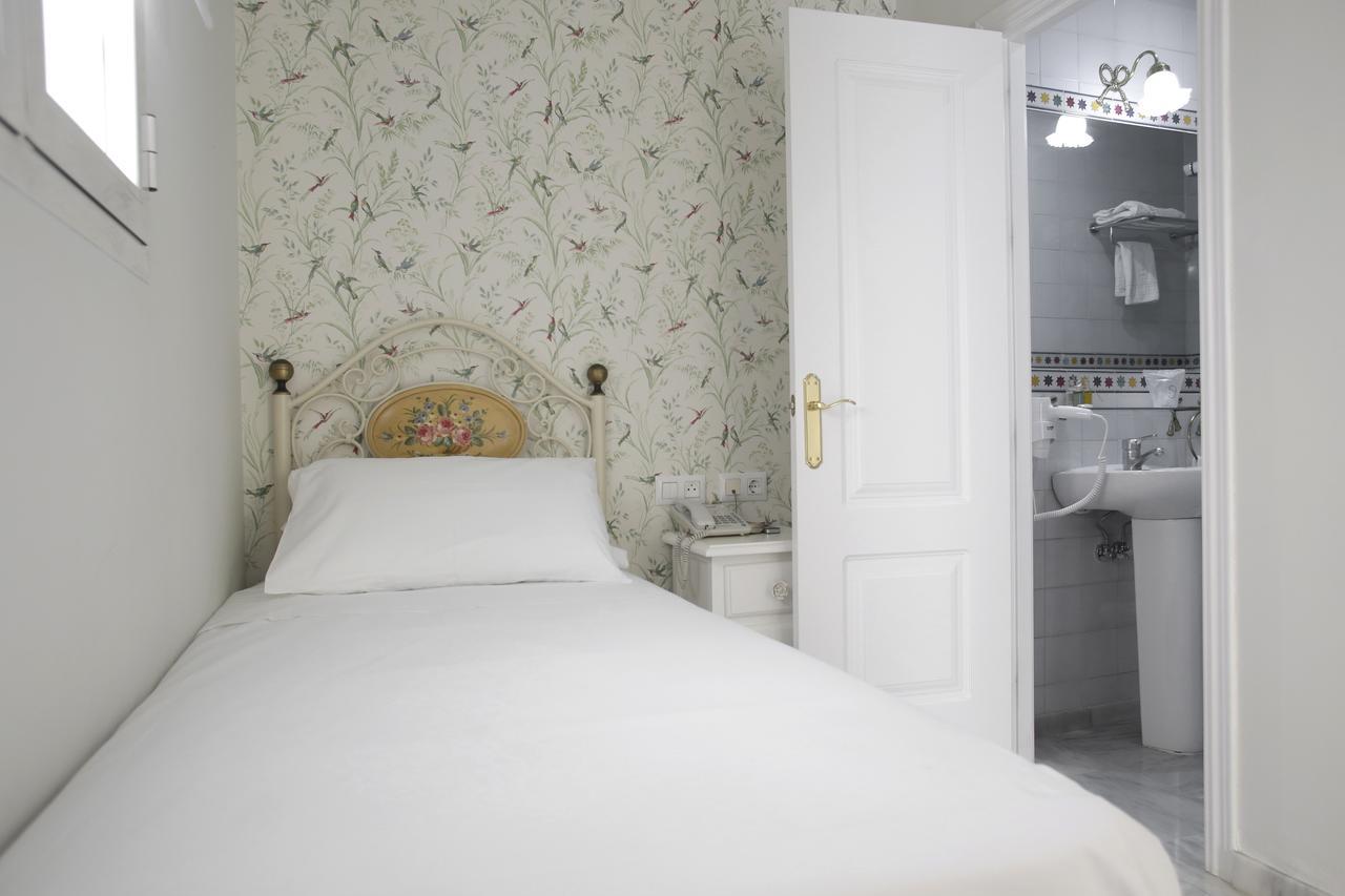 Basic Hotel Puerta De Sevilla Zewnętrze zdjęcie